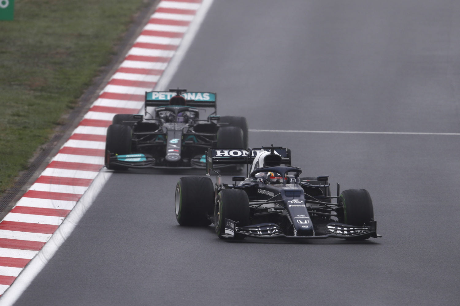 Yuki Tsunoda verkocht zijn huid duur tegen Lewis Hamilton.