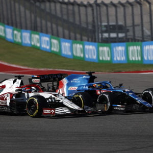 Fernando Alonso in de Alpine in gevecht met Kimi Räikkönen.