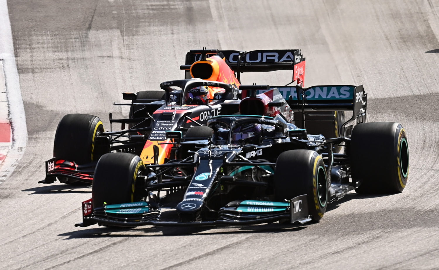 Lewis Hamilton en Max Verstappen strijden met elkaar op COTA.