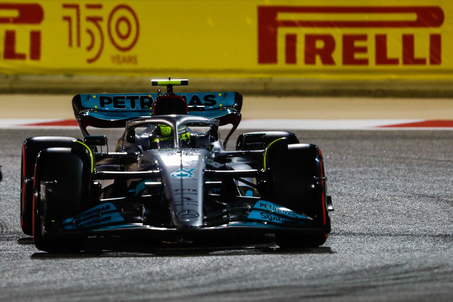 Lewis Hamilton in de W13 op het Bahrain International Circuit.