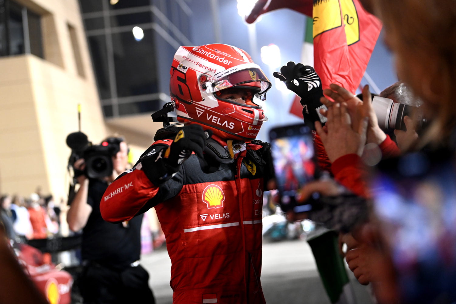 Charles Leclerc viert de zege in Bahrein.