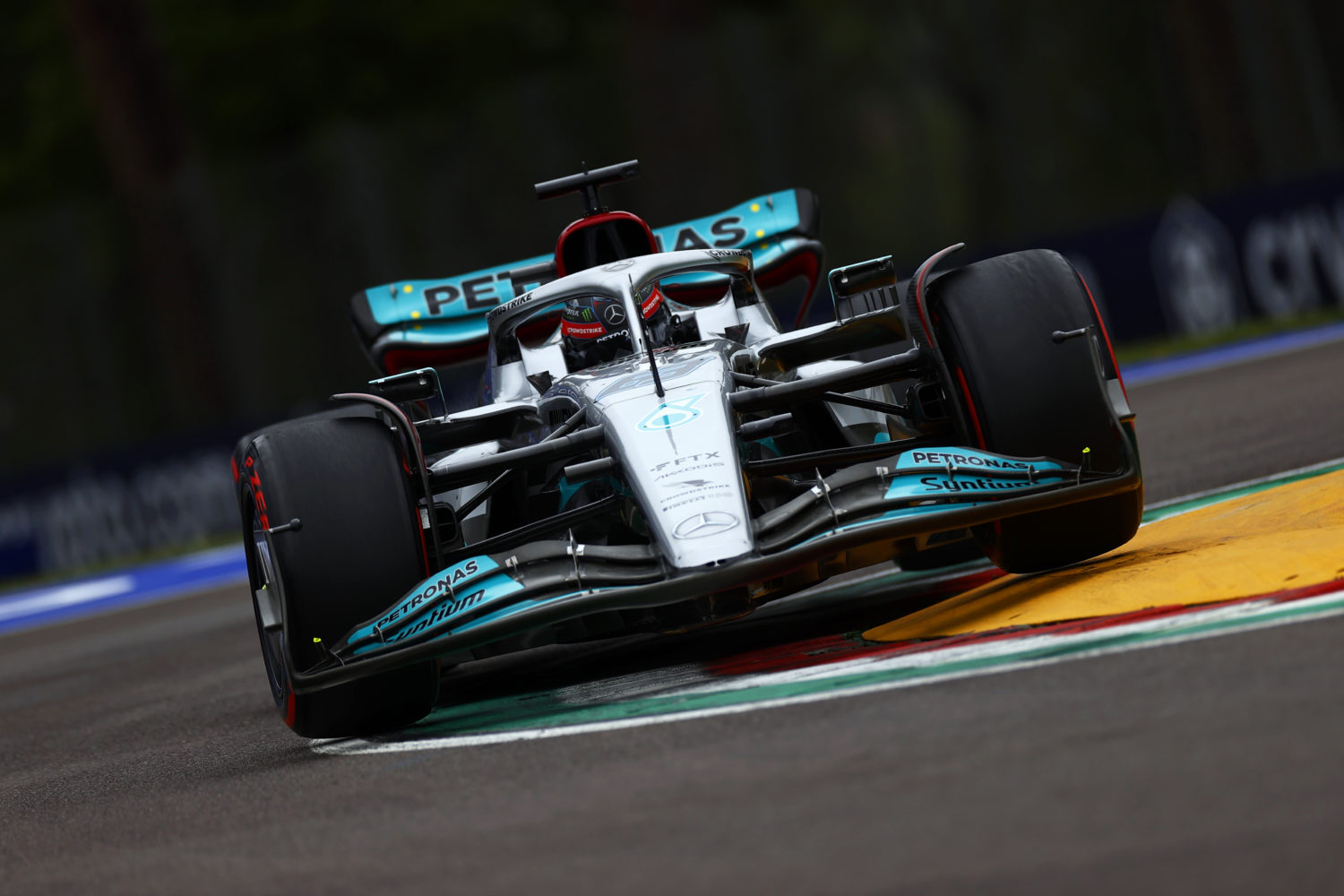 George Russell achter het stuur van de Mercedes W13 op Imola.