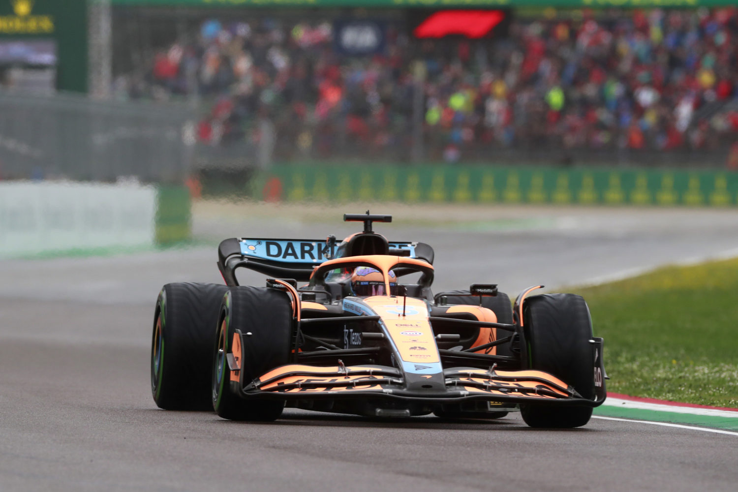 Daniel Ricciardo in de McLaren op Imola.
