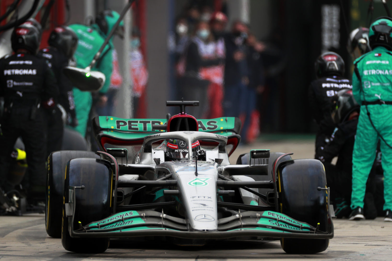 George Russell in de Mercedes W13 op Imola.