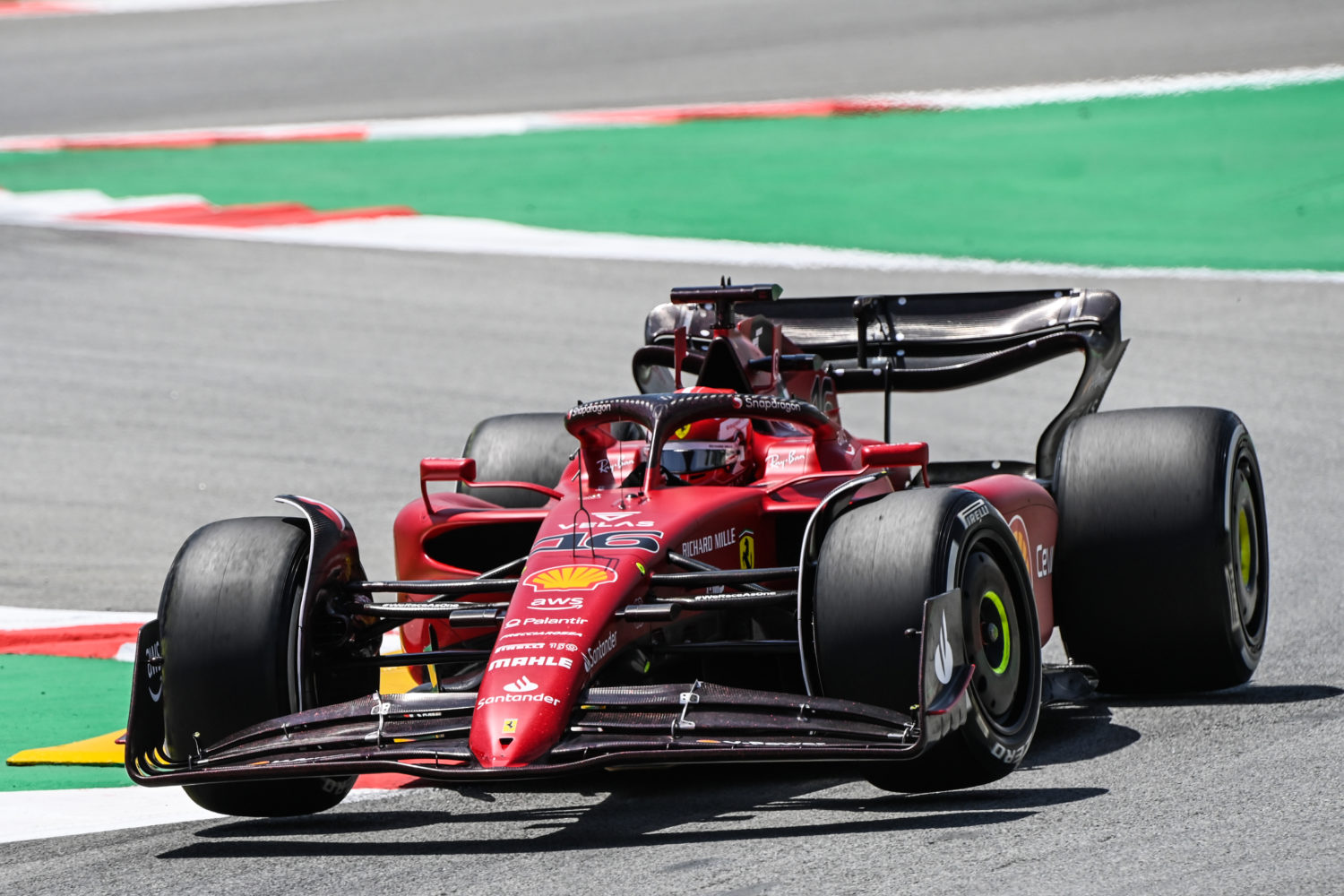 Charles Leclerc in de Ferrari F1-75.