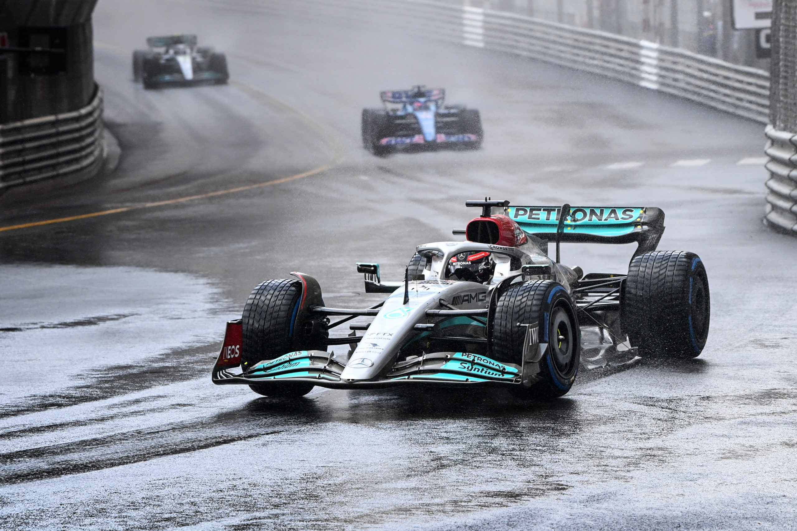 George Russell op het natte stratencircuit van Monaco.