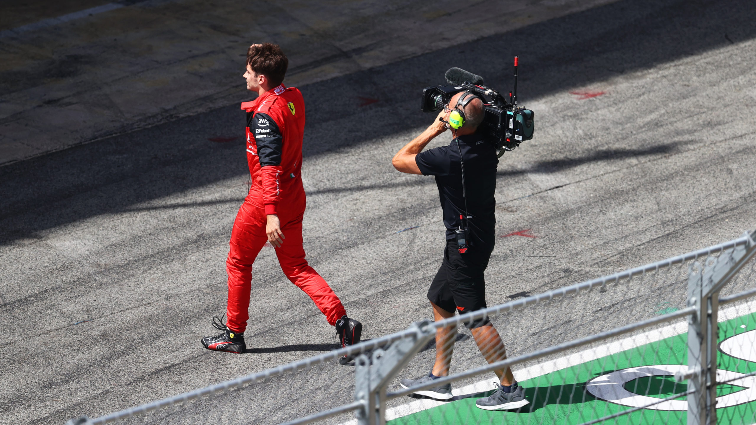 Charles Leclerc baalt na zijn uitvalbeurt in Spanje.