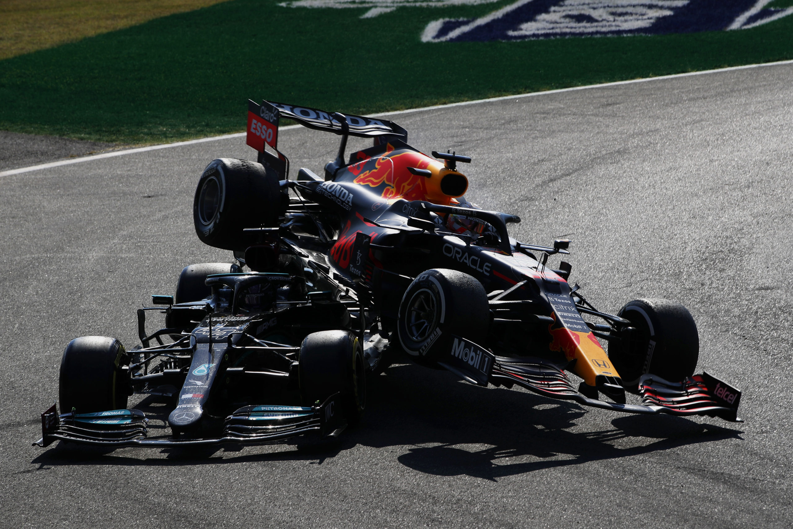 F1 voor Rookies tegen hoeveel kracht is een halo bestand? Formule1.nl F1 voor Rookies tegen hoeveel kracht is een halo bestand? Formule1.nl