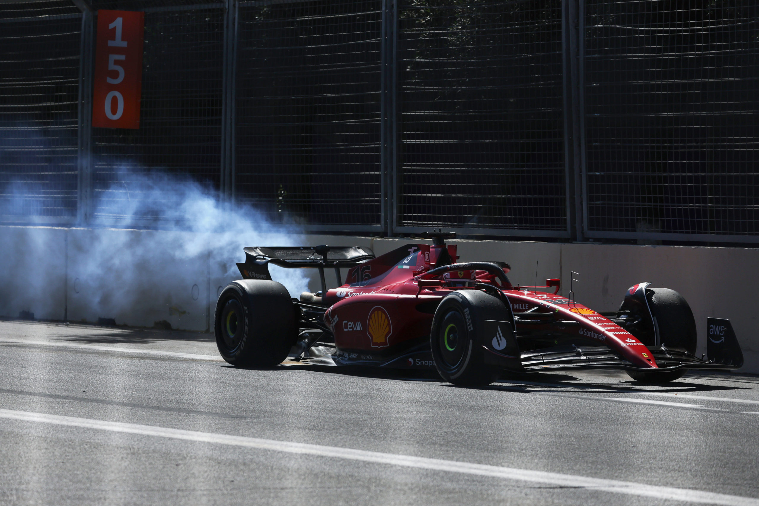 O motor de Charles Leclerc diz 'não mais' no Grande Prêmio do Azerbaijão.