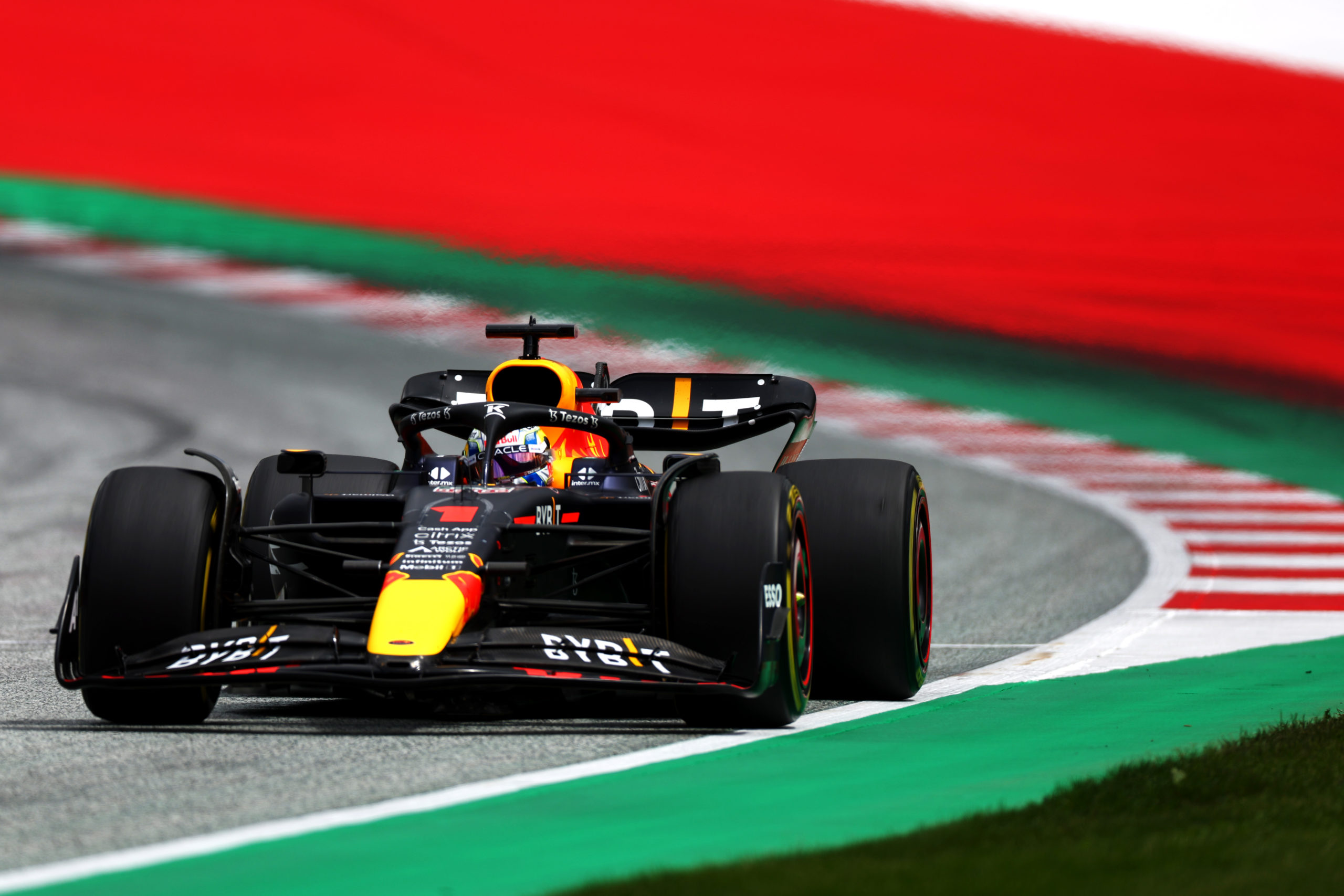 Max Verstappen wint de sprintrace op de Red Bull Ring.