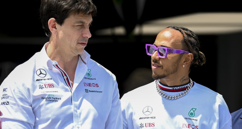 Toto Wolff en Lewis Hamilton. Er gaan geruchten over een mogelijk vertrek van Hamilton naar Ferrari