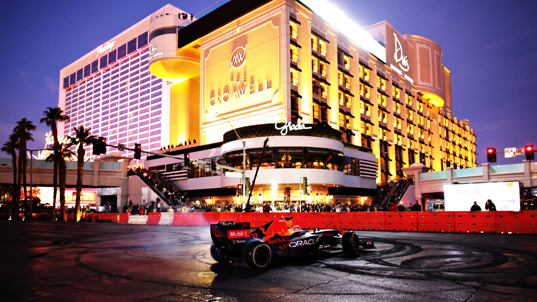 In beeld Donuts en underglow bij openingsfeest in Las Vegas Formule1.nl