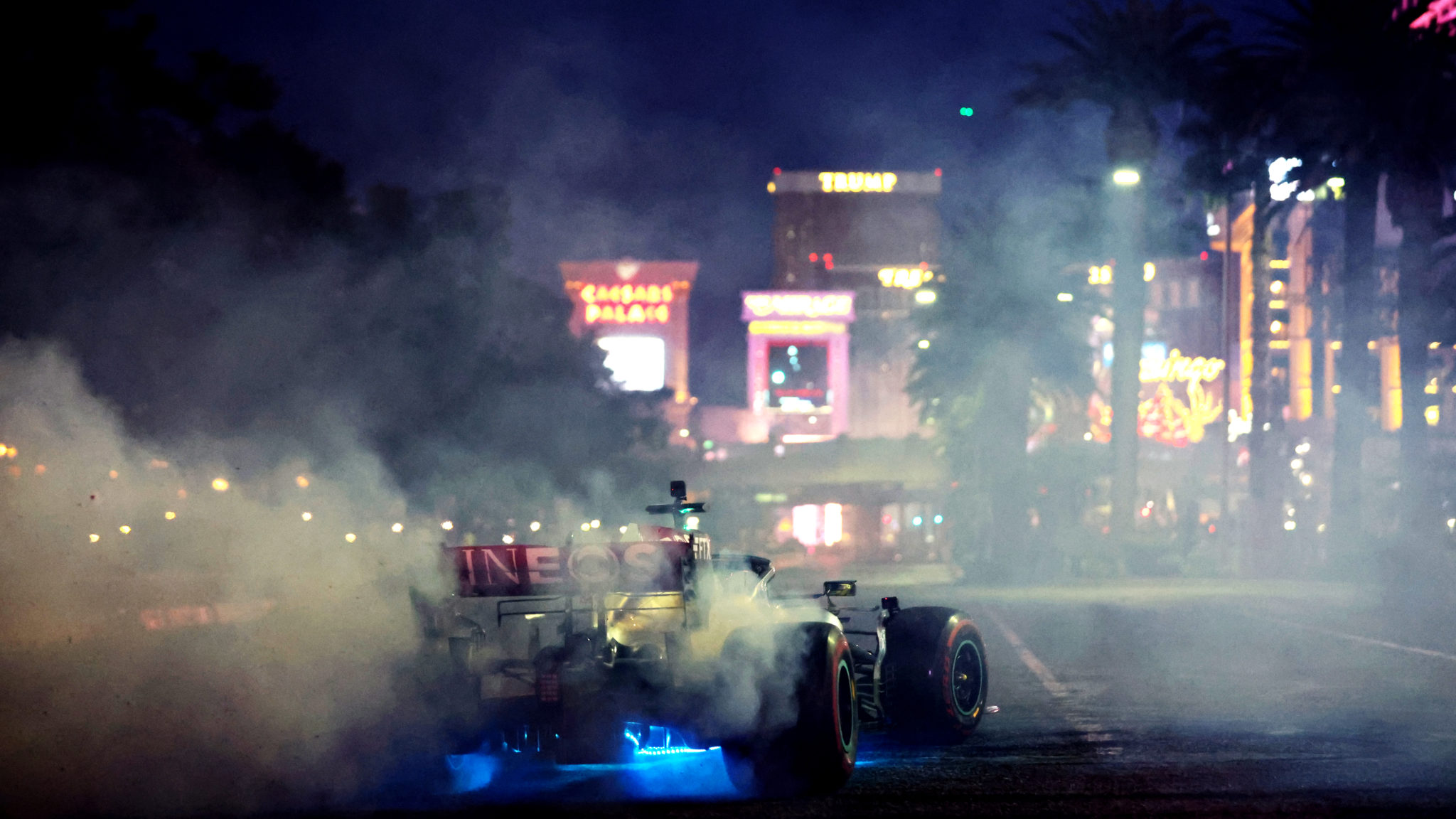 In beeld Donuts en underglow bij openingsfeest in Las Vegas Formule1.nl