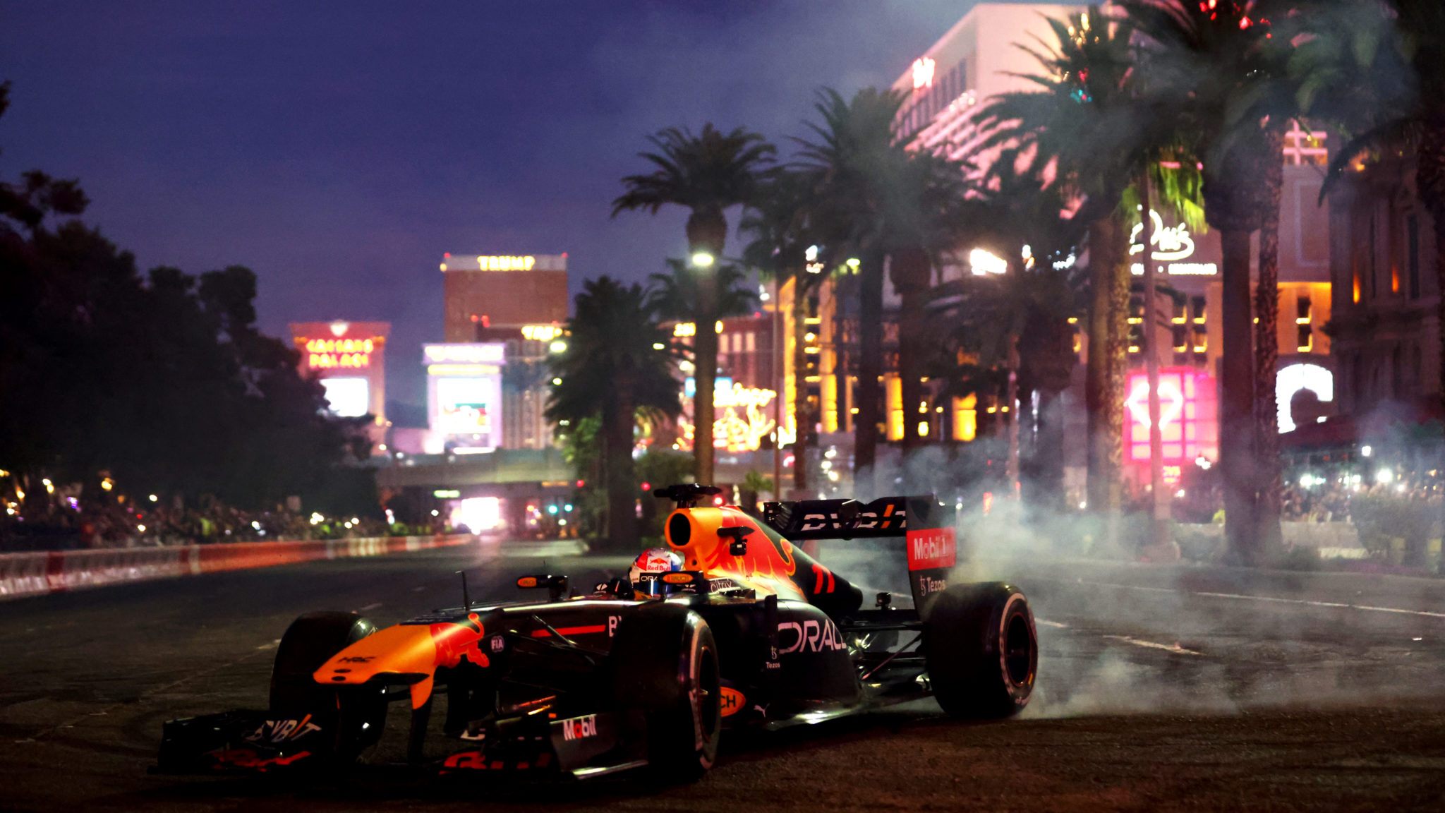 In beeld Donuts en underglow bij openingsfeest in Las Vegas Formule1.nl