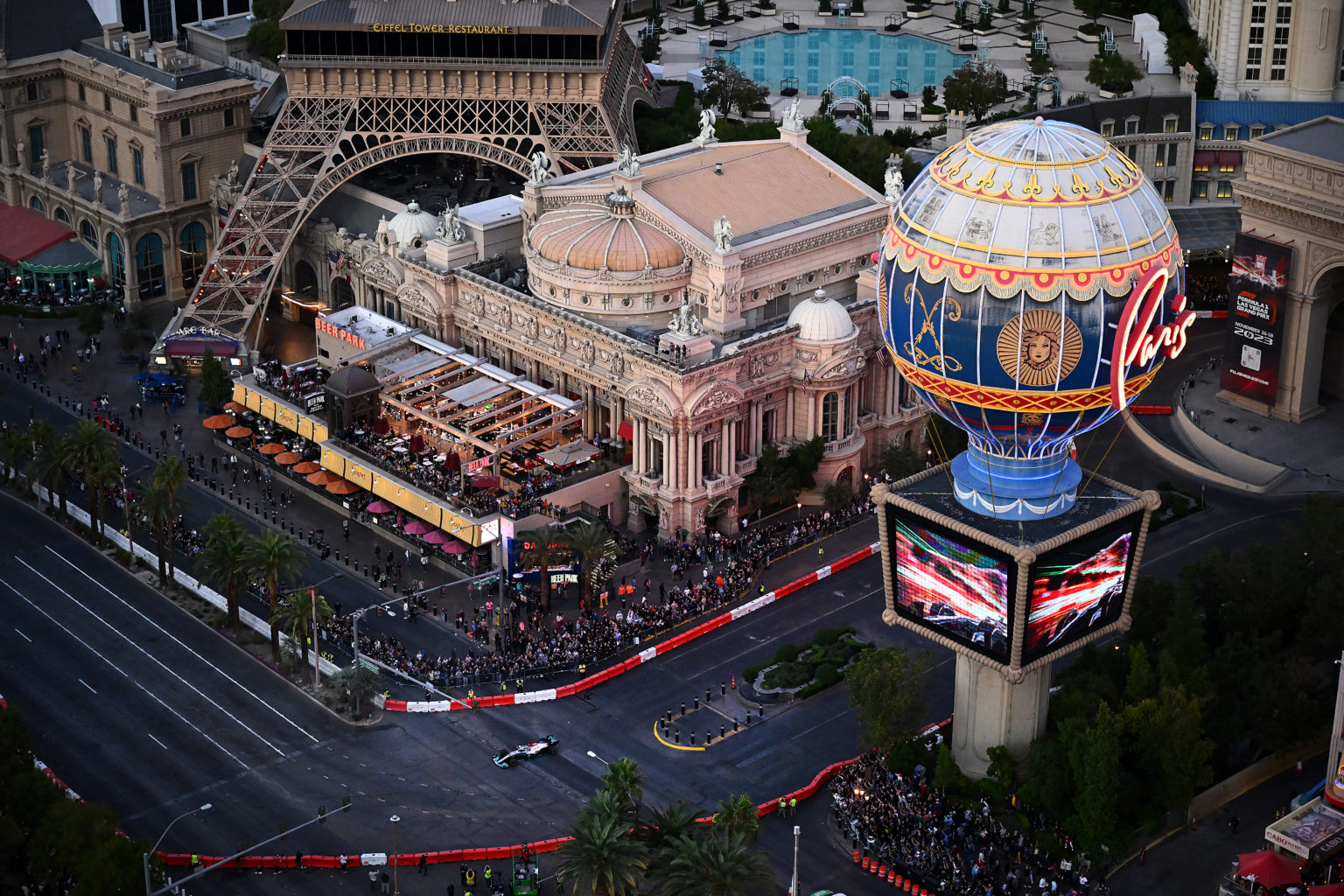 In beeld Donuts en underglow bij openingsfeest in Las Vegas Formule1.nl