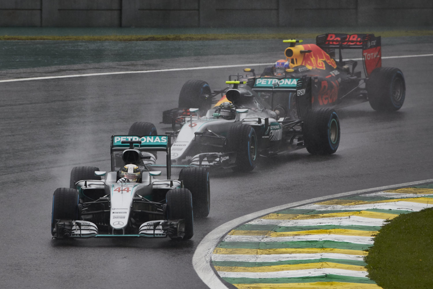 Lewis Hamilton, Nico Rosberg en Max Verstappen in 2016 op een nat Interlagos tijdens de Grand Prix van Brazilié