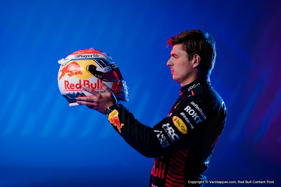 Max Verstappen toont nieuwe helm voor 2023 Formule1.nl