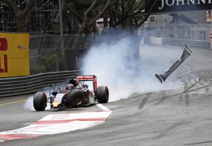 Max Verstappen crasht in Monaco in 2015 na contact met Romain Grosjean - foto ANP