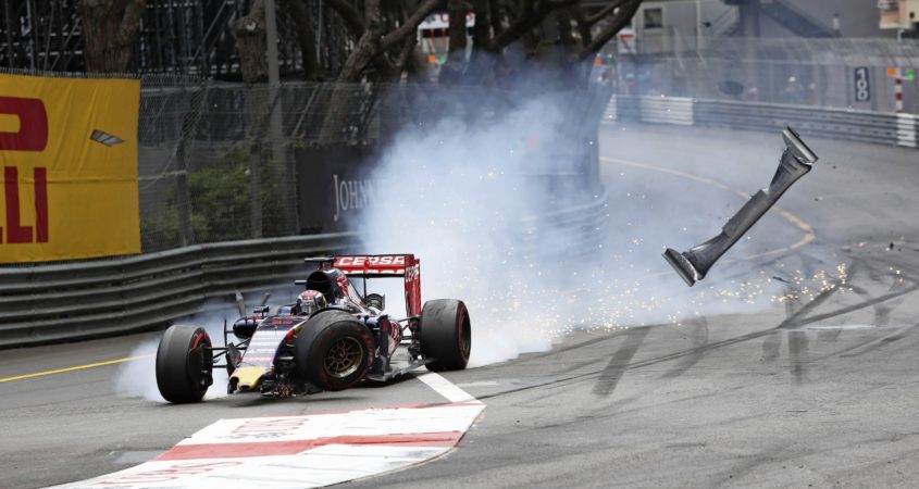 Max Verstappen crasht in Monaco in 2015 na contact met Romain Grosjean - foto ANP
