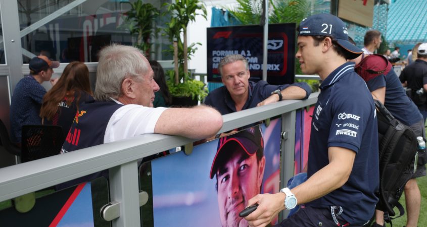 Nyck de Vries met Helmut Marko. De Vries zou vervangen kunnen worden door Daniel Ricciardo.