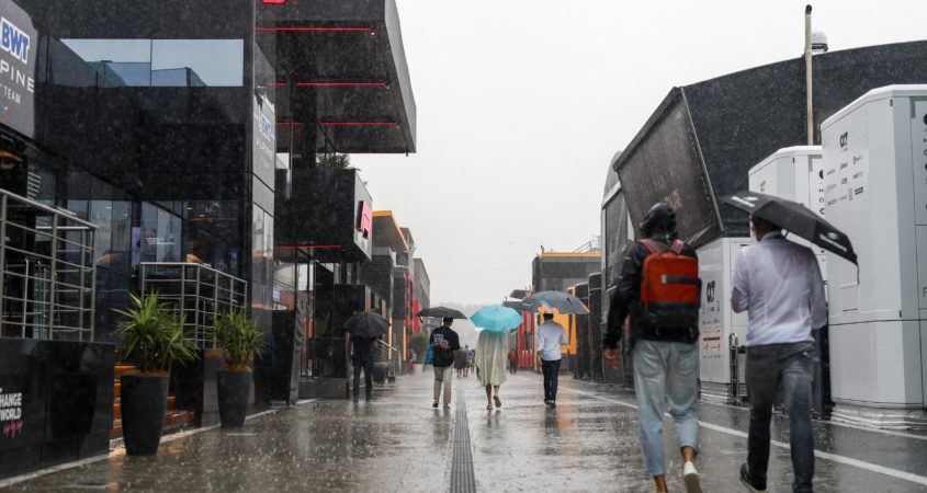 Paddock in de regen