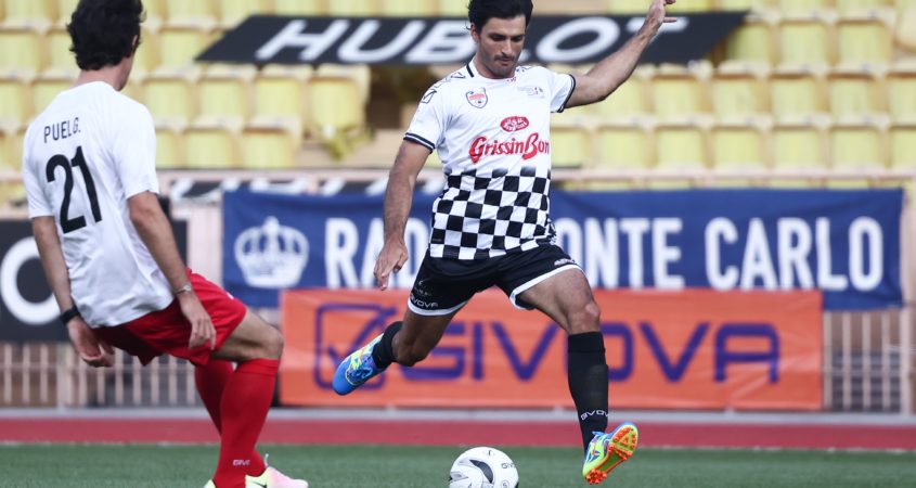 Carlos Sainz tijdens een voetbalwedstrijd in Monaco