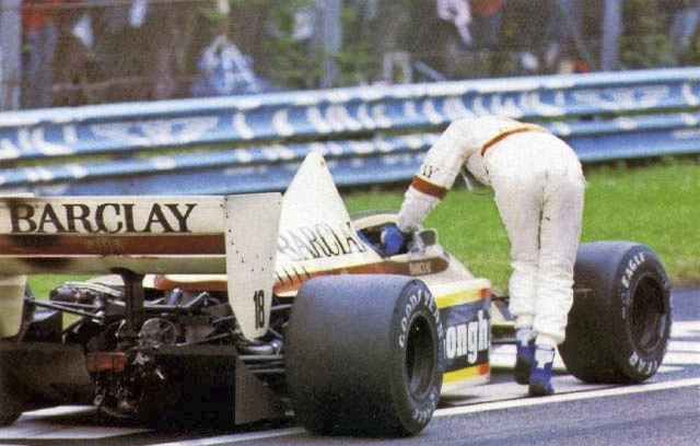 Thierry Boutsen duwt zijn Arrows-bolide over de finish in Imola.