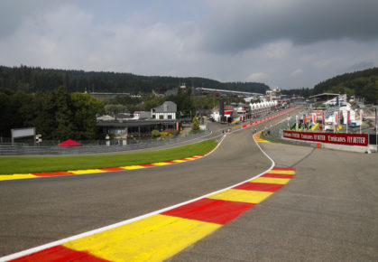 GP België 2023, de beruchte bocht eau rouge op de Spa-Francorchamps.