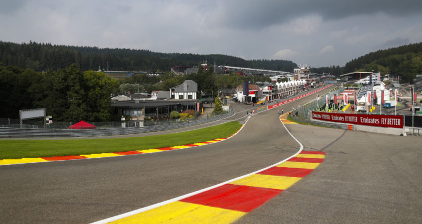 GP België 2023, de beruchte bocht eau rouge op de Spa-Francorchamps.