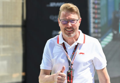 Mika Häkkinen steekt de duim omhoog.