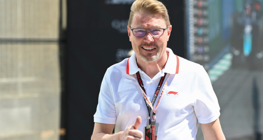 Mika Häkkinen steekt de duim omhoog.