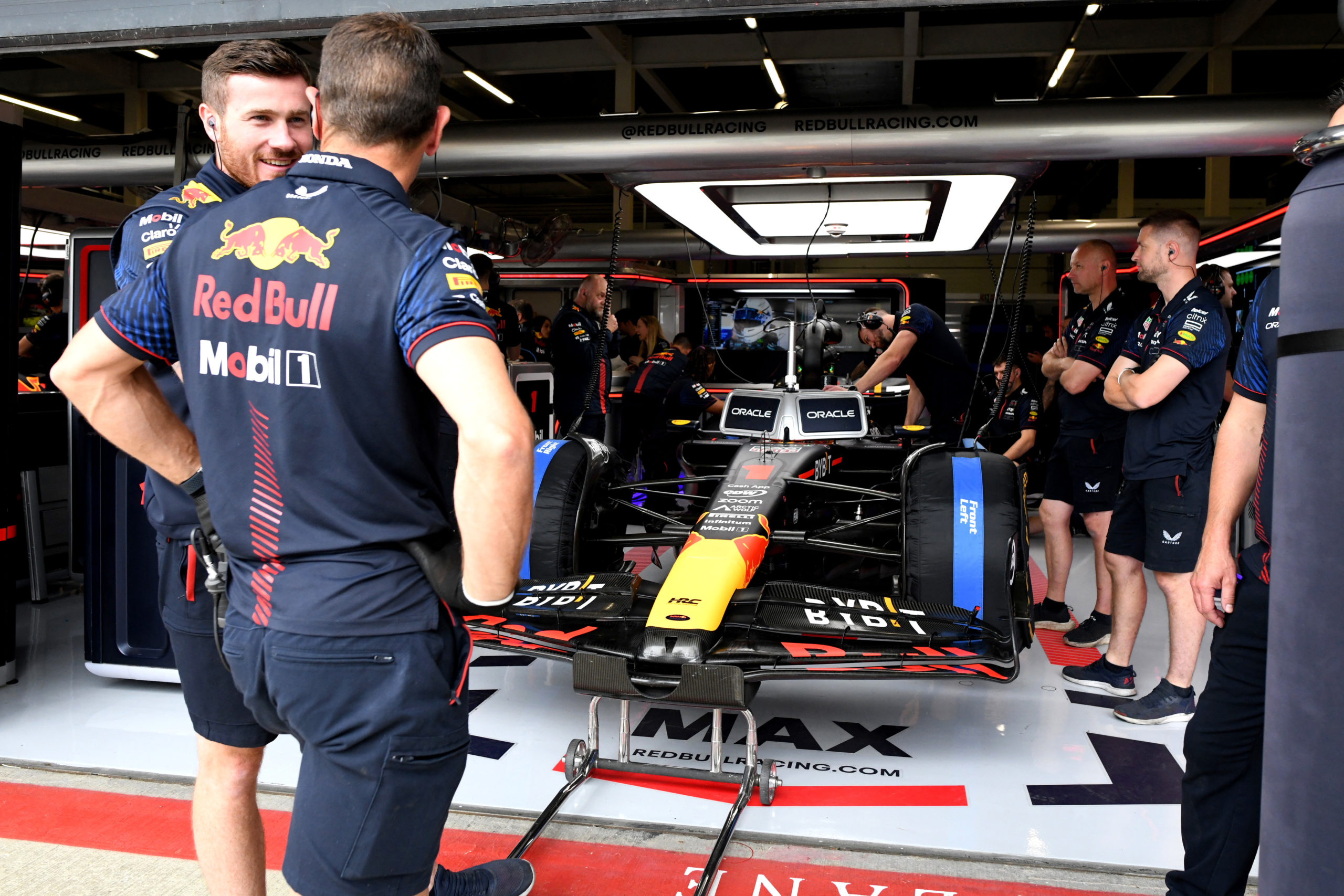 VIDEO: Verstappen rijdt in de pitstraat zijn voorvleugel kapot