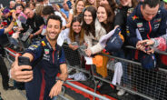 Daniel Ricciardo deelt handtekeningen uit op Silverstone. Ricciardo is de vervanger van Nyck de Vries bij AlphaTauri.