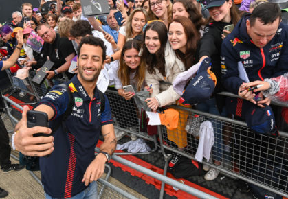 Daniel Ricciardo deelt handtekeningen uit op Silverstone. Ricciardo is de vervanger van Nyck de Vries bij AlphaTauri.