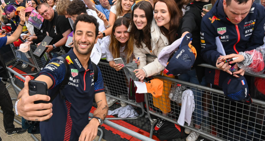 Daniel Ricciardo deelt handtekeningen uit op Silverstone. Ricciardo is de vervanger van Nyck de Vries bij AlphaTauri.