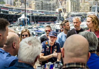 Max Verstappen staat journalisten te woord in Monaco.