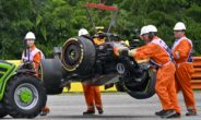 De Red Bull van Sergio Pérez wordt weggetakeld na zijn crash in Hongarije.