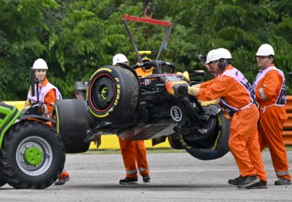 De Red Bull van Sergio Pérez wordt weggetakeld na zijn crash in Hongarije.