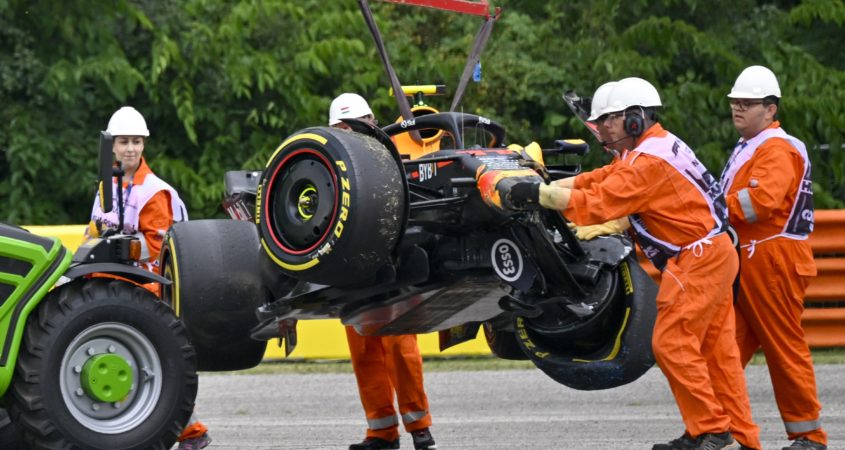 De Red Bull van Sergio Pérez wordt weggetakeld na zijn crash in Hongarije.