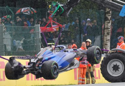 De Williams-bolide van logan Sargeant wordt weggetakeld in Spa-Francorchamps.