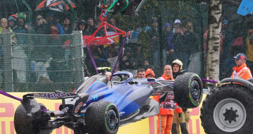 De Williams-bolide van logan Sargeant wordt weggetakeld in Spa-Francorchamps.