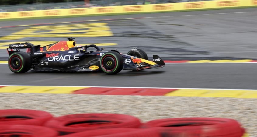 Max Verstappen in actie tijdens de kwalificatie voor de GP van België.