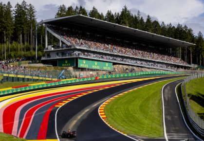 Verstappen degradeert de rest van het veld tot figurant