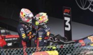 Max Verstappen en Sergio Pérez na de GP van België.