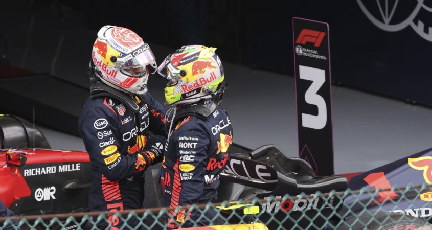 Max Verstappen en Sergio Pérez na de GP van België.