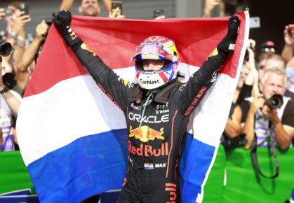 Max Verstappen viert zijn overwinning tijdens de Dutch GP 2022 in Zandvoort.