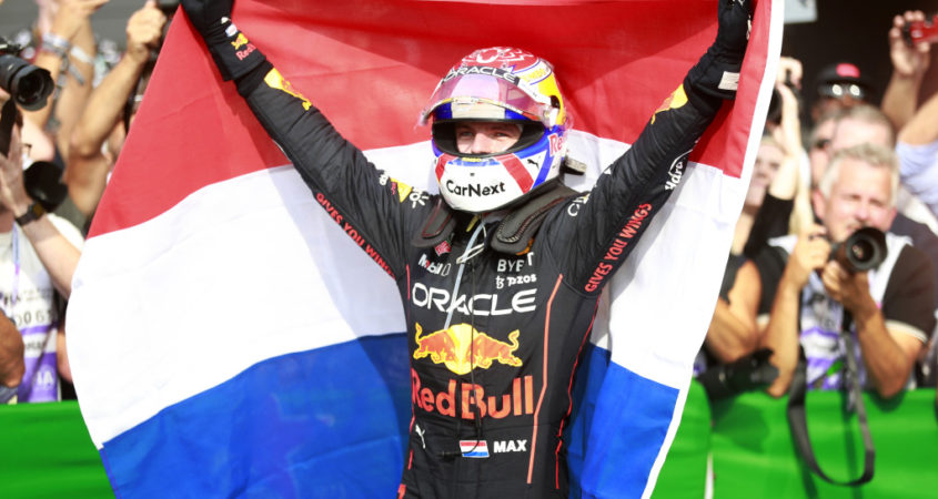 Max Verstappen viert zijn overwinning tijdens de Dutch GP 2022 in Zandvoort.