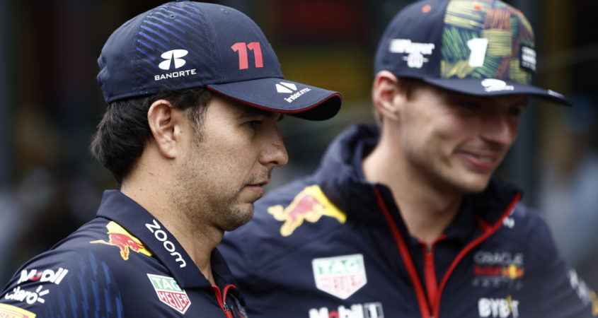 Sergio Pérez en Max Verstappen in Zandvoort.