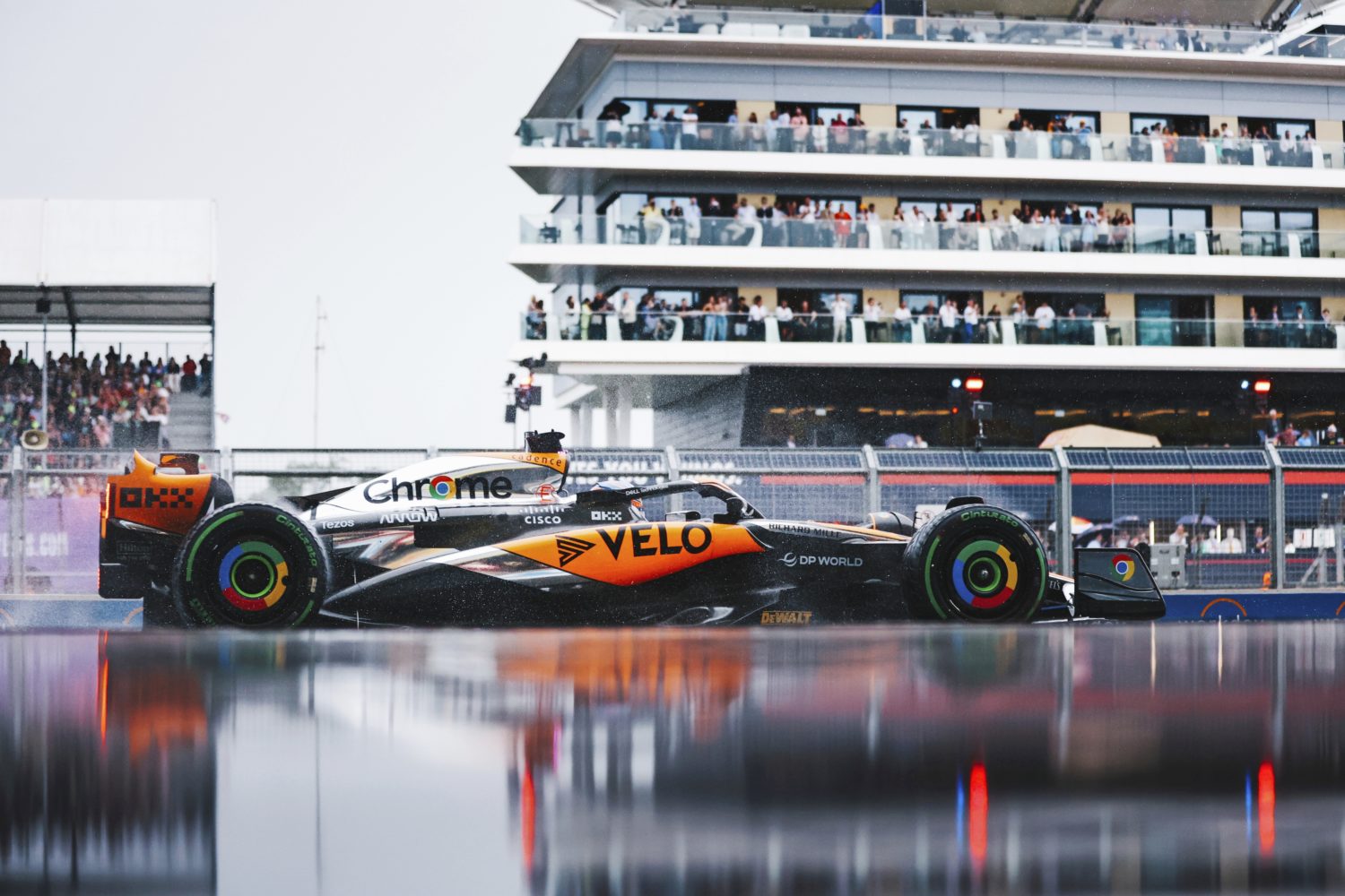 McLaren in spiegelbeeld op de Formule 1 Grand Prix van Silverstone
