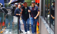 Max verstappen arriveert op circuit Zandvoort